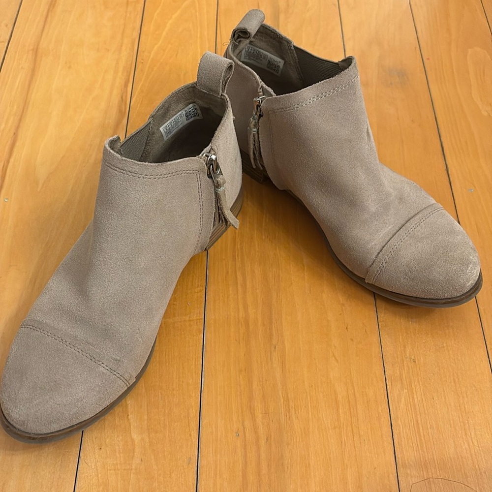 TOMS Reese Taupe Suede Side Zip Low Ankle Boots size 8